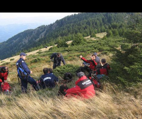 SALVAMONTIȘTII au SALVAT două tinere BLOCATE pe MUNTE