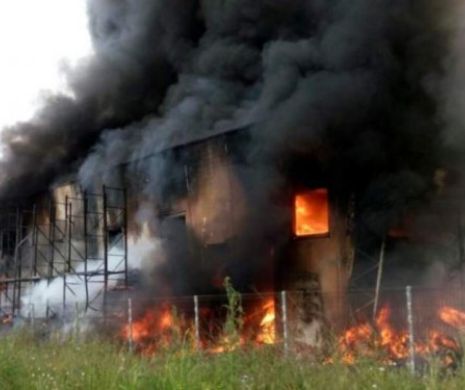 ULTIMĂ ORĂ! Un INCENDIU PUTERNIC a izbucnit la o fabrică plină cu baloți de paie. Pompierii, în stare de ALERTĂ