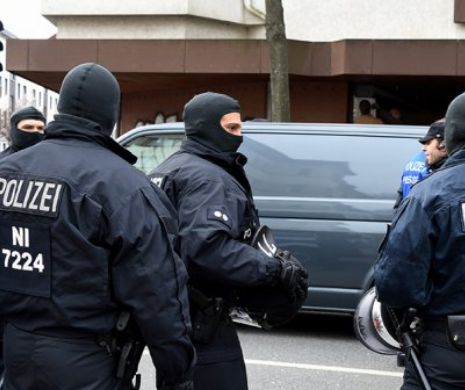 Alertă! O mașină a INTRAT ÎN MULȚIME. Intervenție de URGENȚĂ. Informații de ULTIMĂ ORĂ despre victime
