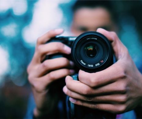 Bărbat ACUZAT de comportament NEPOTRIVIT față de ELEVELE pe care trebuia să le FOTOGRAFIEZE