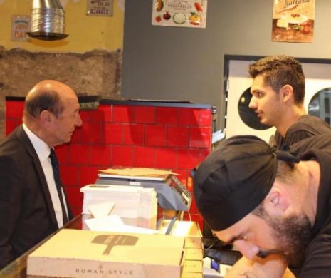 De dragul Elenei, Traian Băsescu a mâncat pizza într-o cămăruță 4/4