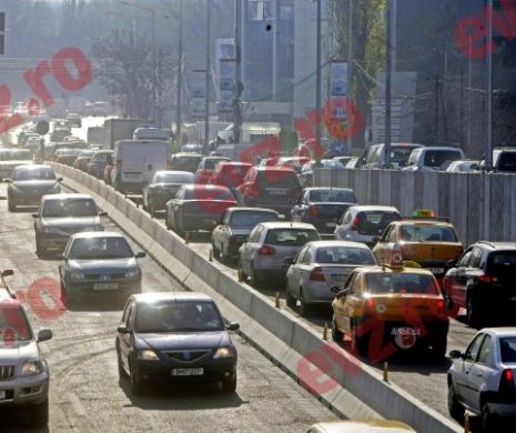 DN 1 este BLOCAT pe sensul către București! TRAFIC RESTRICȚIONAT după un ACCIDENT. TREI persoane au ajuns la SPITAL