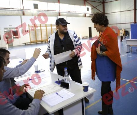 Experiment jurnalistic: Am testat toleranța românilor față de homosexuali. La Referendum, cu travestitul de mână, în secția de votare