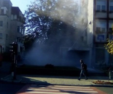 EXPLOZIE puternică urmată de INCEDIU la un BLOC. Patru PERSOANE au fost RĂNITE grav