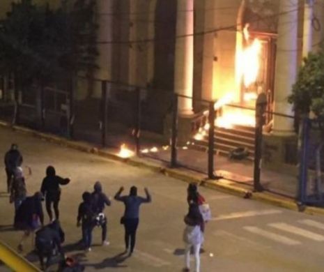 FEMINISTELE cu SÂNII GOI au INCENDIAT o Biserică în Argentina