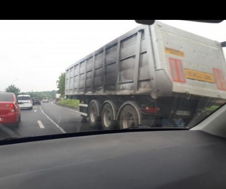 GRAV accident rutier pe DN6. Un TIR a luat foc. Circulație este BLOCATĂ