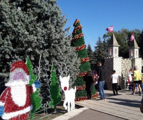 La mijlocul lui octombrie. Moşi Crăciun, oameni de zăpadă şi brazi, în capitală