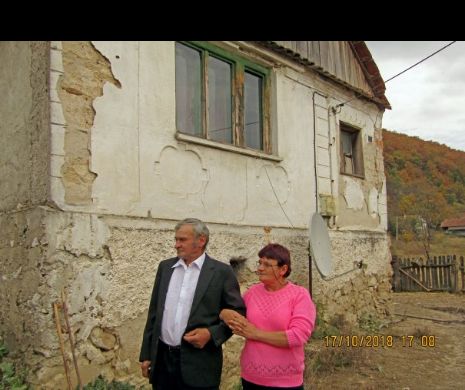 Misterul gemenelor despărțite la naștere. Părinții cred că fiica lor declarată moartă trăiește. O așteaptă acasă!