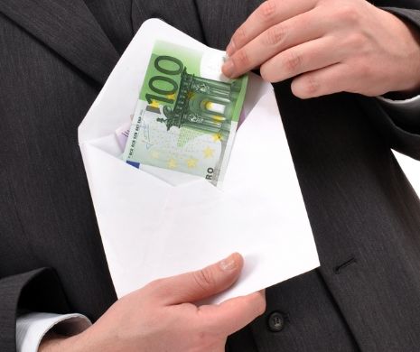 Polițiști reținuți pentru mită la permise și înmatriculări