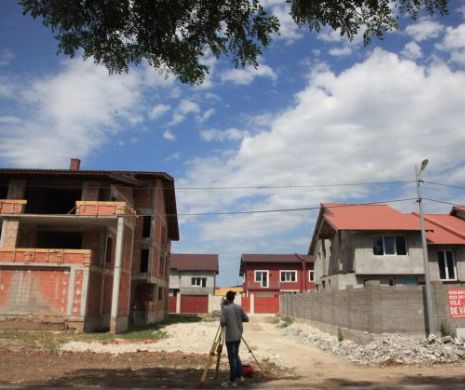 Românii vor să ia case cu banii jos