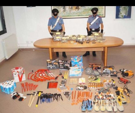 Un român din Italia, prins de poliţişti cu 42 de biciclete furate, 49 de gloanţe şi o bombă artizanală în podul casei!
