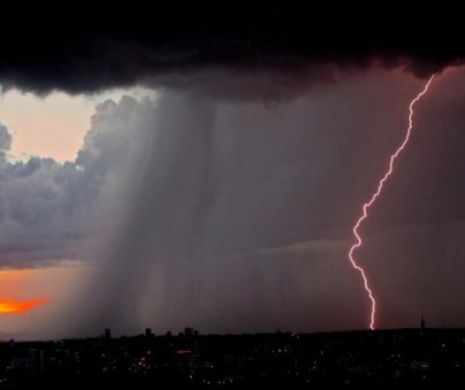 VREMEA. AVERTIZĂRILE meteorologilor. Unde vin PLOILE în următoarele SĂPTĂMÂNI