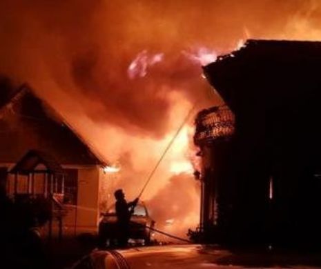 IADUL pe PĂMÂNT. INCENDIU devastator la o COMPANIE a STATULUI. AUTORITĂȚILE abia fac față