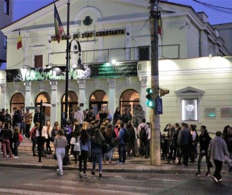 Succes uriaș, la Constanța, pentru o piesă de teatru. Spectatori, mii de elevi și fotbaliștii lui Hagi