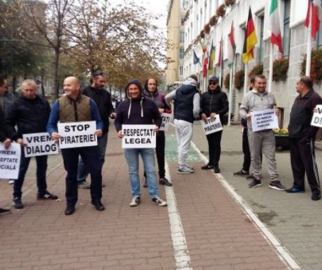 Taximetriștii din Timișoara porotestează: nu mai iau niciun client preț de trei ore