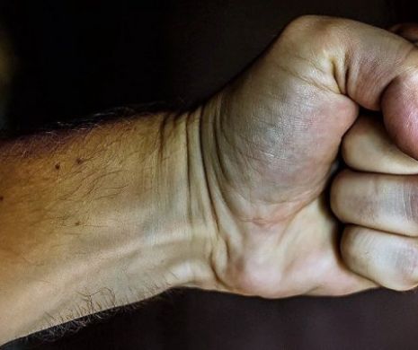 Trei femei au fost bătute din senin, în plină stradă