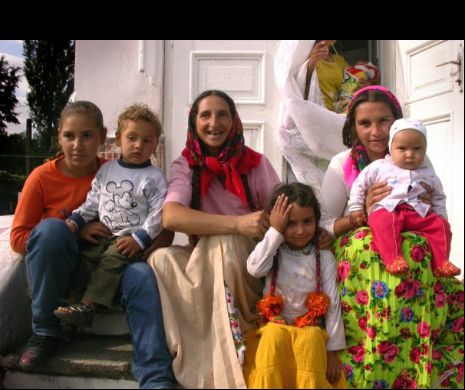Un arendaș va strânge semnături pentru mutarea a zece familii de romi de lângă ferma sa