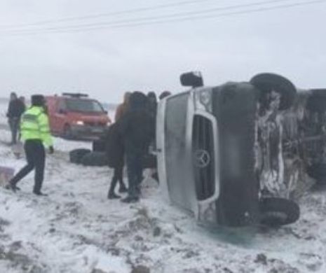 ACCIDENT GRAV în Suceava. Un microbuz plin cu OAMENI s-a RĂSTURNAT