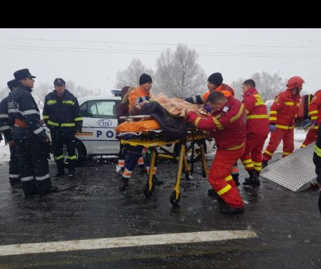 ACCIDENT și COD ROȘU. Sunt 16 VICTIME. Impact GROAZNIC între MICROBUZE și autoturisme