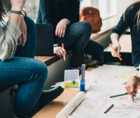 Caz șocant de 1 Decembrie. 20 de ELEVI, puși în PERICOL de profesorul lor