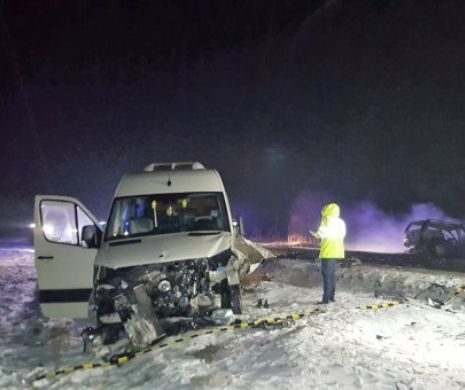COLIZIUNE VIOLENTĂ între un MICROBUZ de persoane și un autoturism, la Constanța. MAȘINA A LUAT FOC