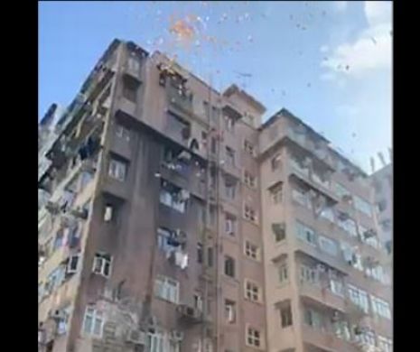 Isterie pe străzi! Au căzut BANI DIN CER. Oamenii s-au închesuit să-i culeagă - VIDEO