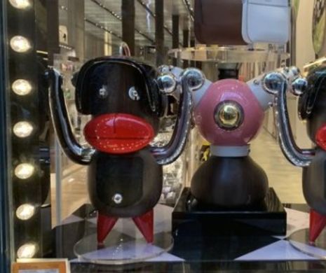 Prada NEVOITĂ să-şi scoată produsele de la VÂNZARE pe motiv că sunt RASISTE