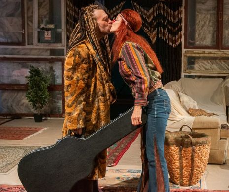 Premieră la Teatrul Maghiar din Timișoara: povestea intelectualilor care au decis să trăiască ”La comun”