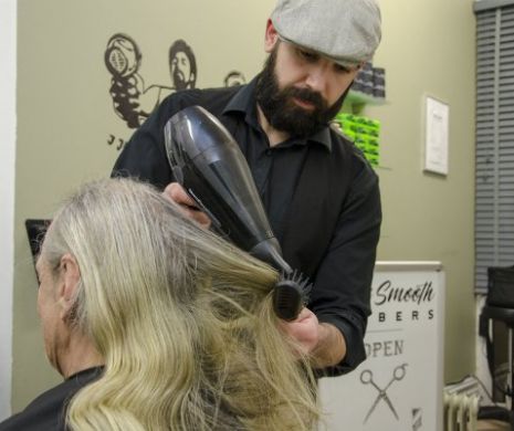 Premiu pentru românul care îi tunde gratis pe oamenii străzii din Marea Britanie