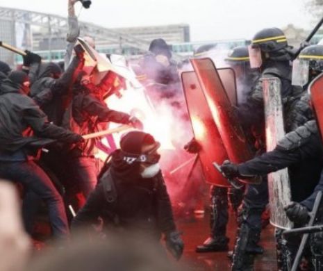 Preşedintele Franţei numără victimele gherilei din Paris
