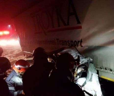 ȘOC și GROAZĂ în SUCEAVA. 5 oameni au murit după ce mașina în care se aflau a fost strivită de un TIR