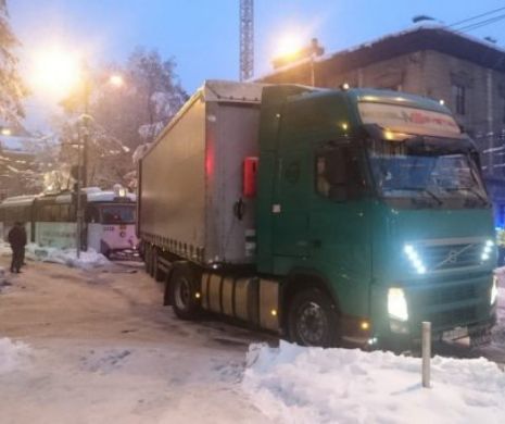 TIR împins cu tramvaiul, după ce a alunecat pe gheața din centrul Timișoarei