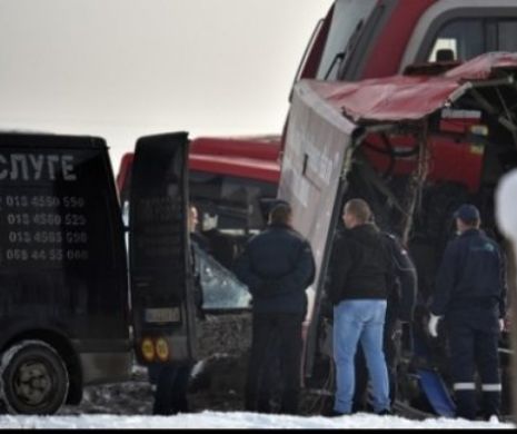 TRAGEDIE pe calea ferată. Autobuz plin cu elevi a fost SPULBERAT de un tren
