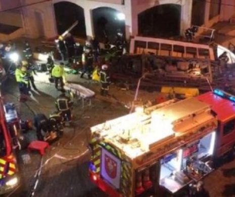 TRAGEDIE! Un tramvai A DERAIAT. Sunt zeci de VICTIME, unele încarcerate