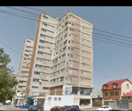 Un bărbat s-a aruncat de la etajul 8 al unui bloc și a murit pe loc