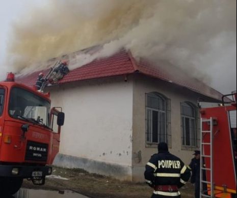 VIDEO. 50 de elevi, evacuați de urgență după ce acoperișul liceului a luat foc!