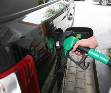 Șoferii vor plăti mai puțin la pompă. Prețurile la carburanți ating minime istorice