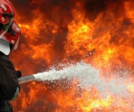 ALERTĂ! Incendiu PUTERNIC într-un bloc. Locatarii au fost EVACUAȚI. Pompierii ntervin pentru a evita o TRAGEDIE