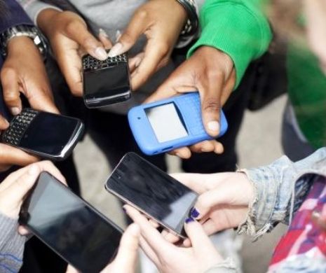CERCETĂTORII BRITANICI lovesc din nou. E GRAV ce spun despre ADOLESCENTELE ONLINE