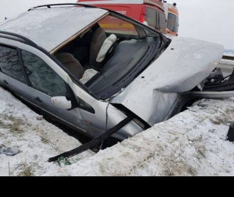 Cinci victime într-un accident rutier. O mașină a intrat într-un șanț