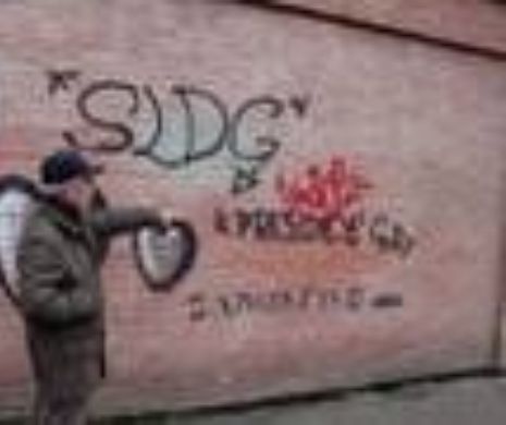 Elevii scriu pe zidul şcolii : ''Directorul e gay''. Răspunsul a venit: „Să rămână acolo mesajul lor ca semn al locului unde s-a împiedicat inteligenţa umană”