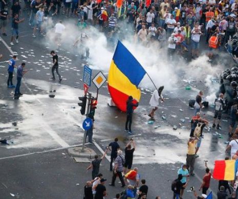 HUIDUIELI şi injurii la sediul PSD SIBIU. Ce mesaj a transmis protestatarilor, secretarul general al PSD, Codrin Ştefănescu