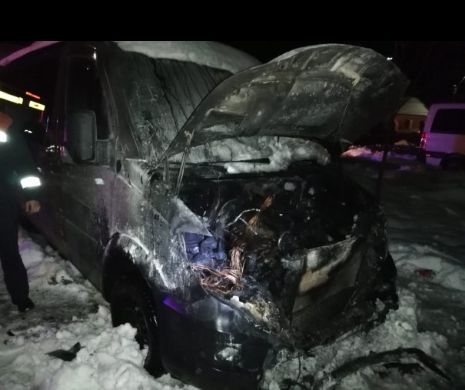 Microbuz  INCENDIAT INTENȚIONAT. A ars ca o torță