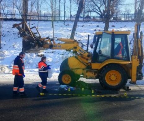 O femeie a murit STRIVITĂ de roțile unui utilaj de deszăpezire. VIDEO