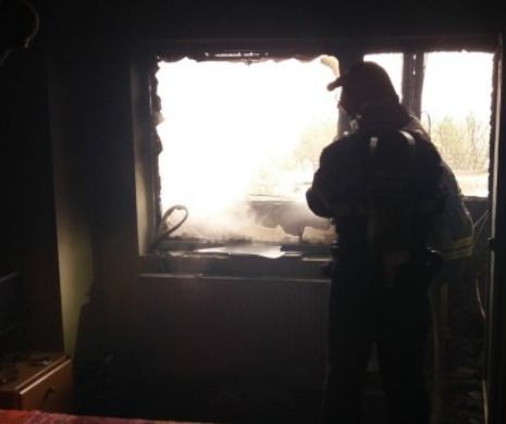 Panică la bloc. Oamenii au fugit cum au putut, după ce un apartament a luat foc