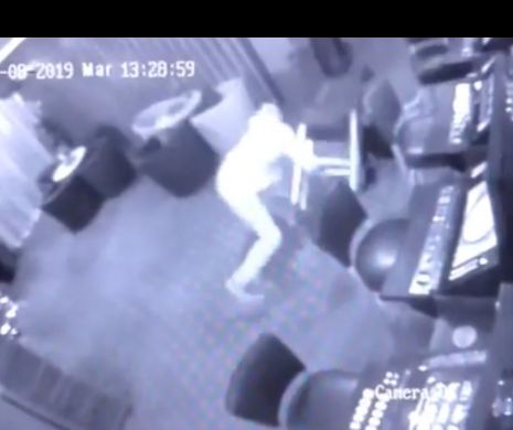Scene de o VIOLENȚĂ EXTREMĂ într-un local, suprinse în timpul unui JAF I VIDEO