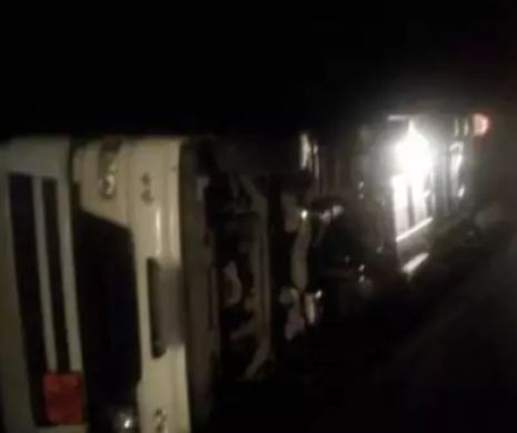 ALERTĂ pe STRĂZI! Autocisternă plină cu MOTORINĂ s-a RĂSTURNAT. Pompierii intervin în FORȚĂ
