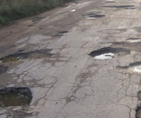 Cum arată cel mai circulat drum din Caraș Severin. Ca după război