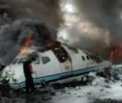 DEZASTRU în AER. AVION căzut peste o CASĂ. Mai mulți MORȚI. FOTO în ARTICOL