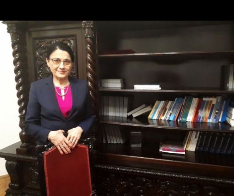 Ecaterina ANDRONESCU pusă la ZID de către ELEVI:  ”Modificările din pix par a fi favoritele doamnei ministru”